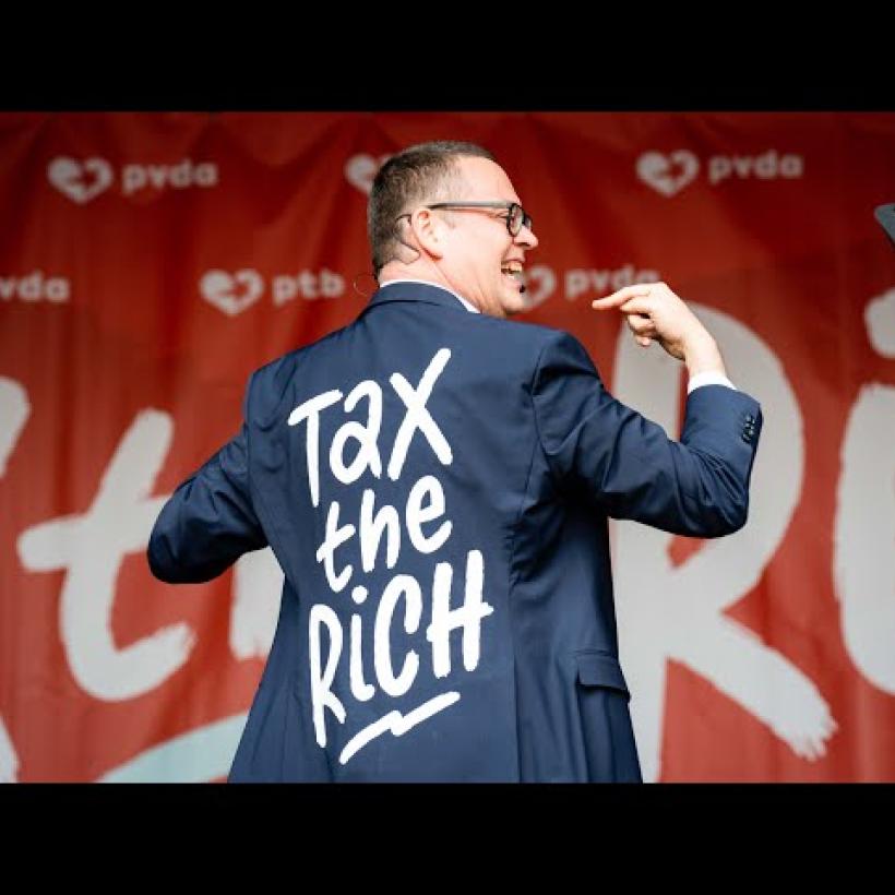 Raoul Hedebouw toont zijn 'tax the rich'-vest tijdens zijn 1 mei-toespraak 