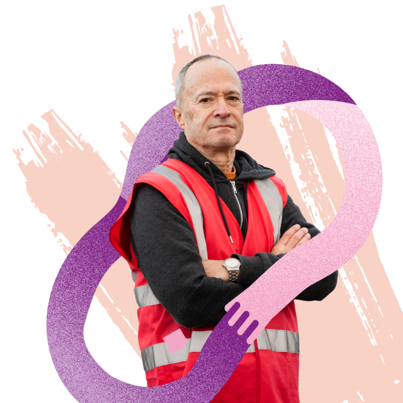 Un travailleur d'âge mûr regarde la caméra avec un air déterminé.