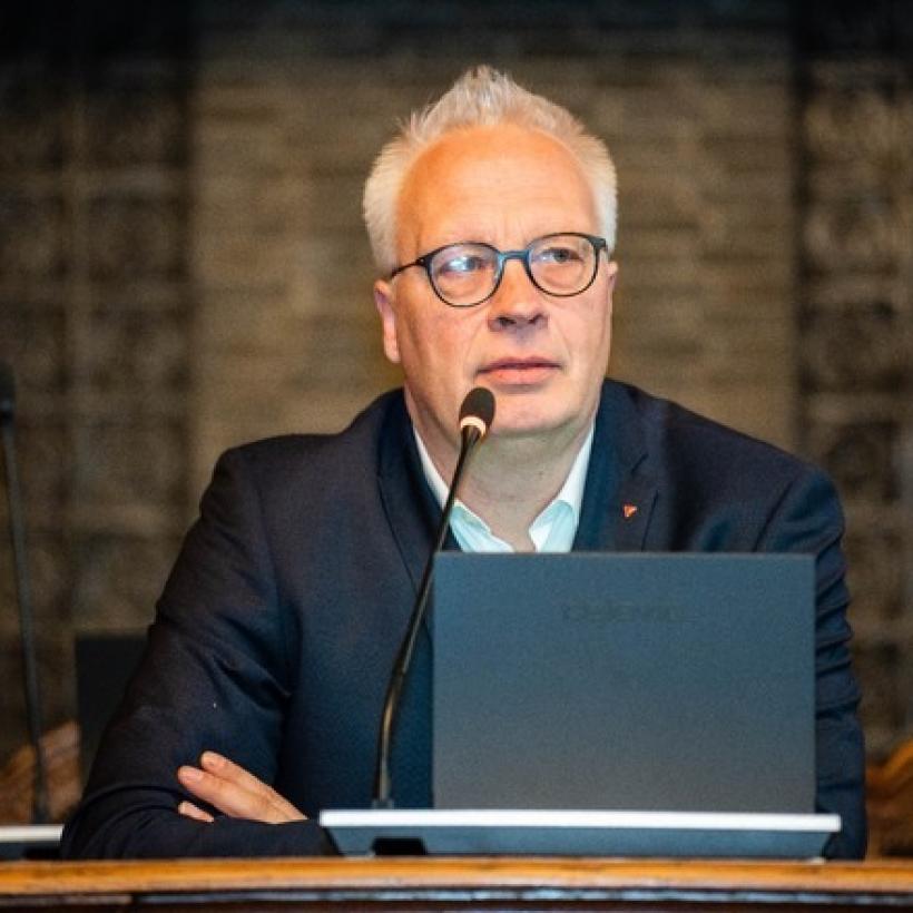 Peter Mertens in de gemeenteraad van Antwerpen. 