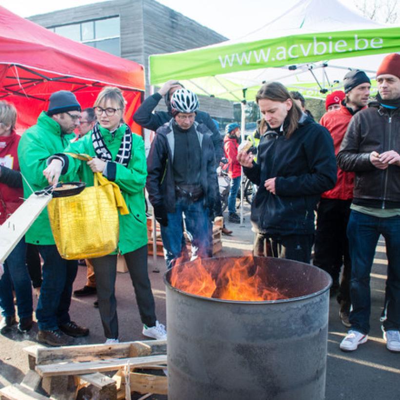 Regering moet chantage stoppen en welzijnsenveloppe in werking doen treden