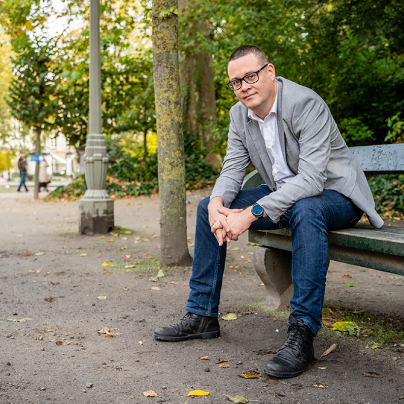 Raoul Hedebouw op een bankje