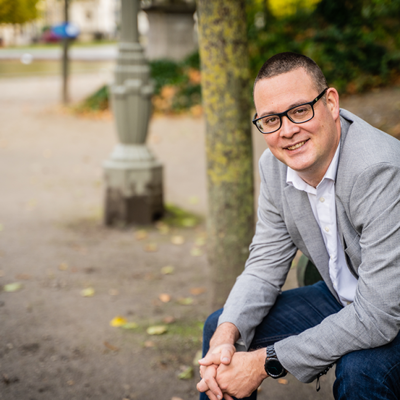 Raoul Hedebouw op een bankje