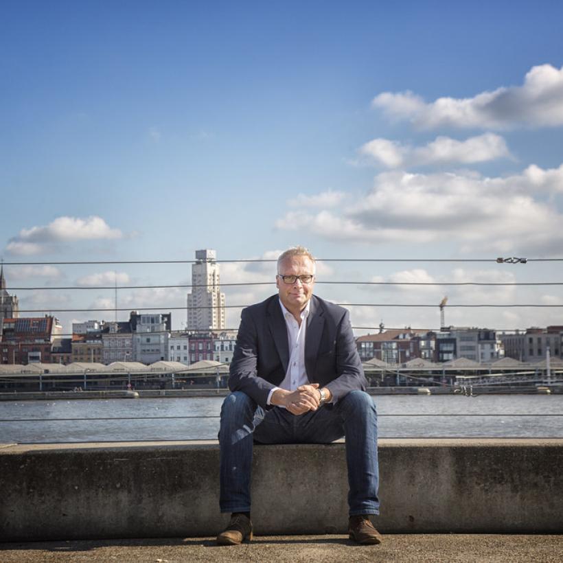 Peter Mertens (PVDA) maakt zich klaar om naar de koning te gaan