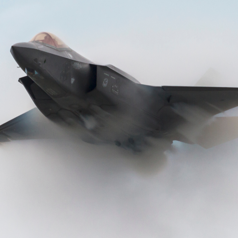 Een F-35-gevechtsvliegtuig klieft door de wolken