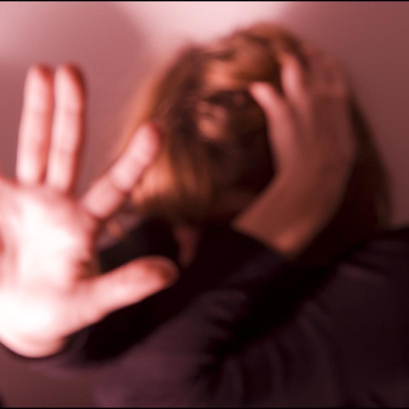 De aanpak van geweld tegen vrouwen moet een politieke prioriteit worden