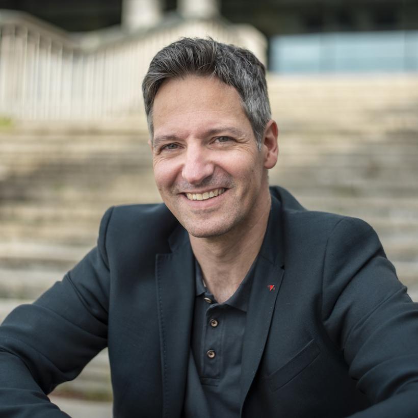 Kim De Witte zit op trappen