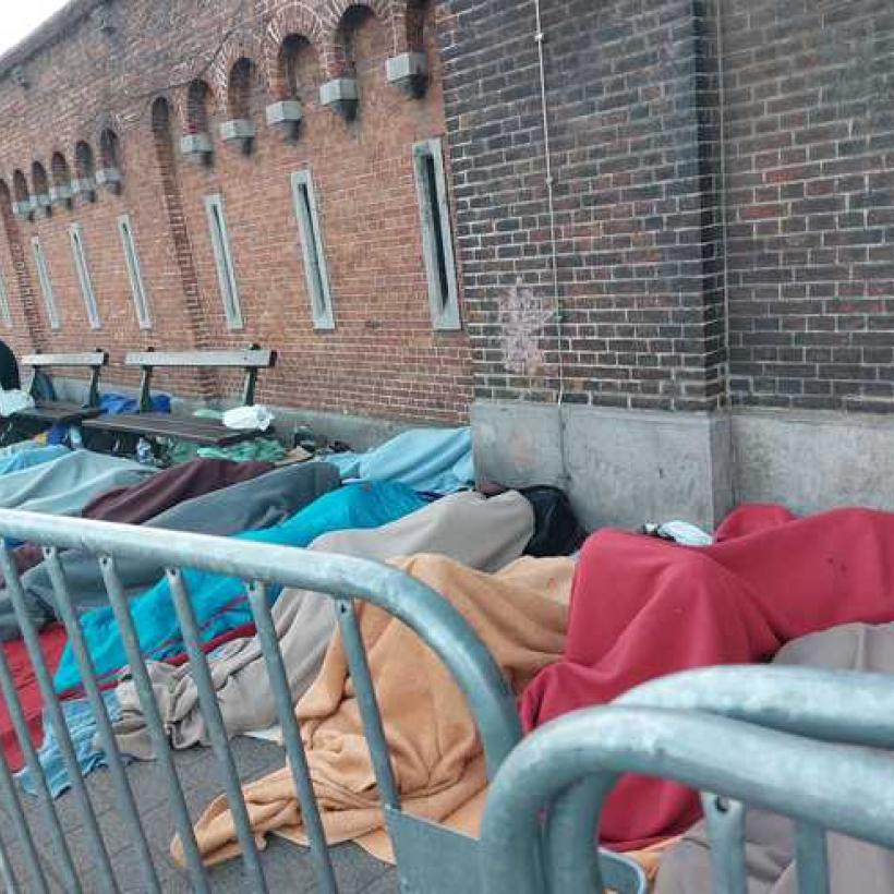 “Regering moet gebouw dat Fedasil al maanden huurt, open stellen voor mensen die vandaag in de vrieskou op straat slapen”