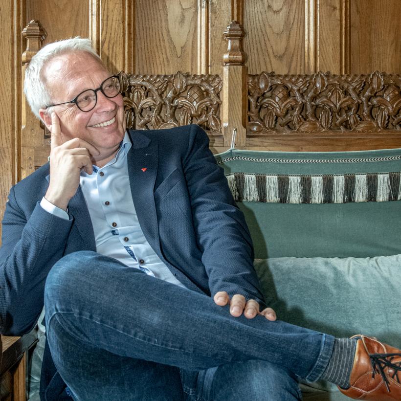 Peter Mertens geeft fakkel voorzitterschap door op congres