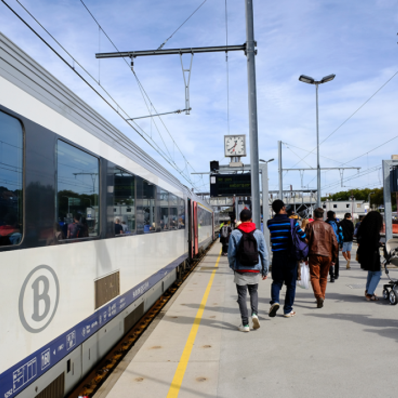 Een trein aan het perron in een NMBS-station