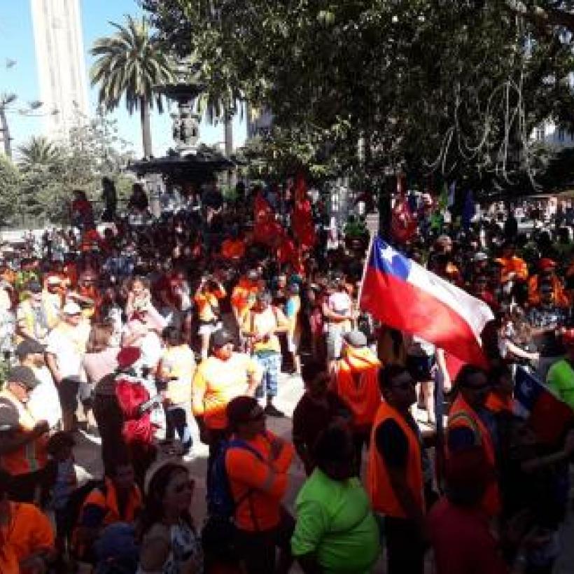 Oranje hesjes in opstand in Chileense havenstad