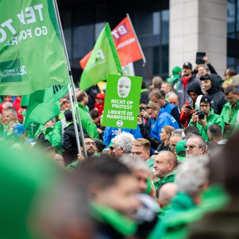 Betogers houden bordjes omhoog: “Recht op protest”