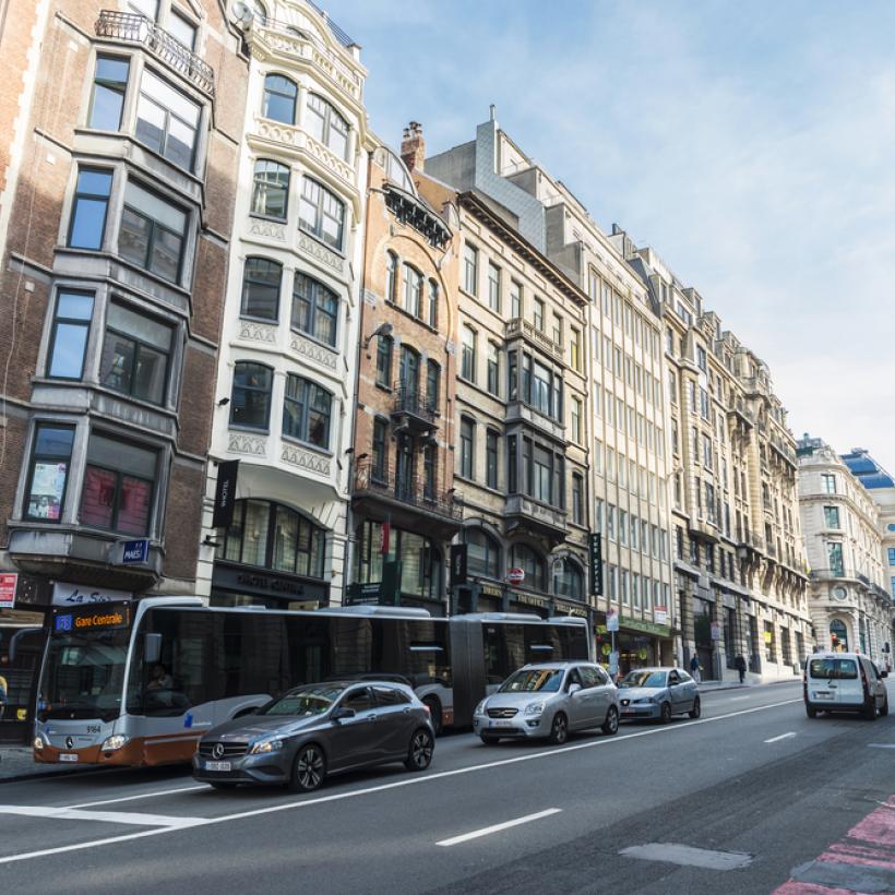 Een bus van de MIVB in de straten van Brussel.