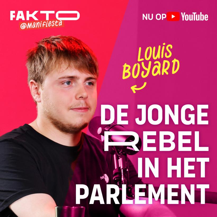Louis Boyard zit neer, voor hem staat een microfoon. Op de foto staat de tekst: Louis Boyard, de jonge rebel in het parlement. 