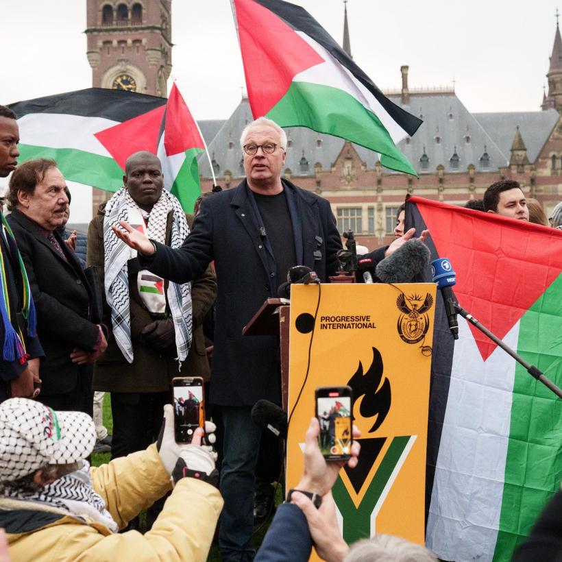 Peter Mertens spreekt in Den Haag, bij de hoorzitting van de genocideklacht van Zuid-Afrika tegen Israël