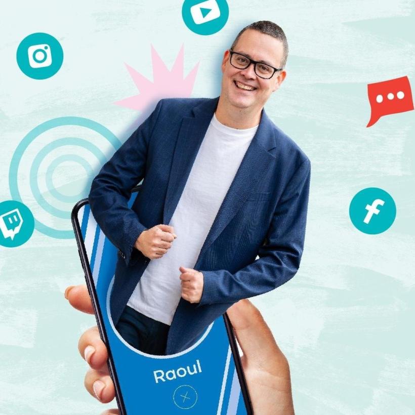 Beeld van Raoul Hedebouw voor het programma Raoul gaat Live