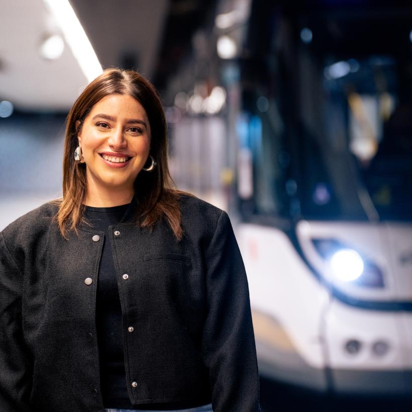 Manal Toumi poseert voor een tram