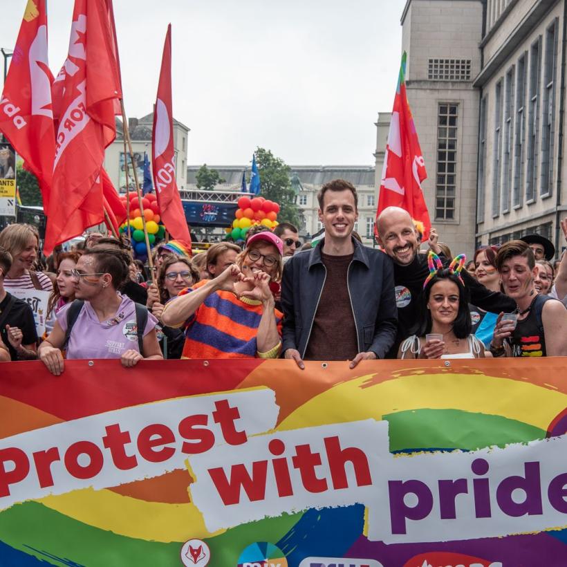 Jos D'Haese, Sofie Merckx en Marc Botenga met PVDA-leden op de Belgian Pride.