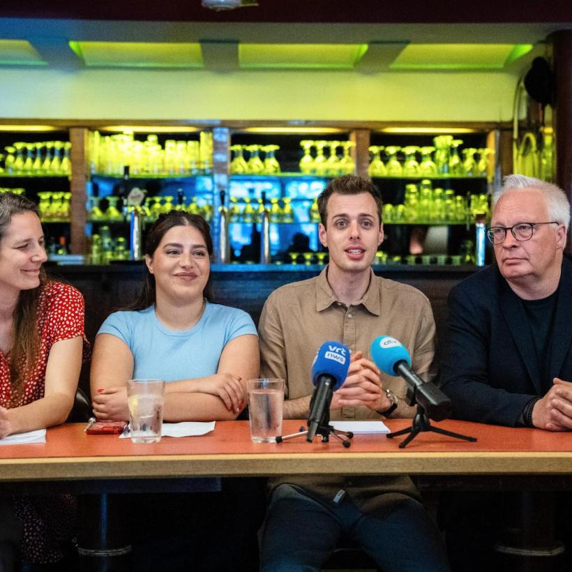 Anne Delespaul, Manal Toumi, Jos D'Haese en Peter Mertens op een persconferentie.