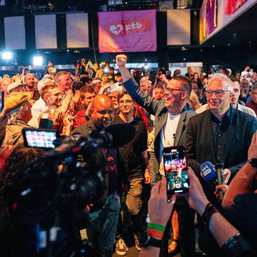 Raoul Hedebouw en Peter Mertens komen aan op de verkiezingsavond in Brussel