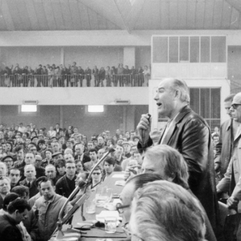 Dussarts redenaarstalent maakt hem al snel tot een belangrijk figuur binnen de vakbond