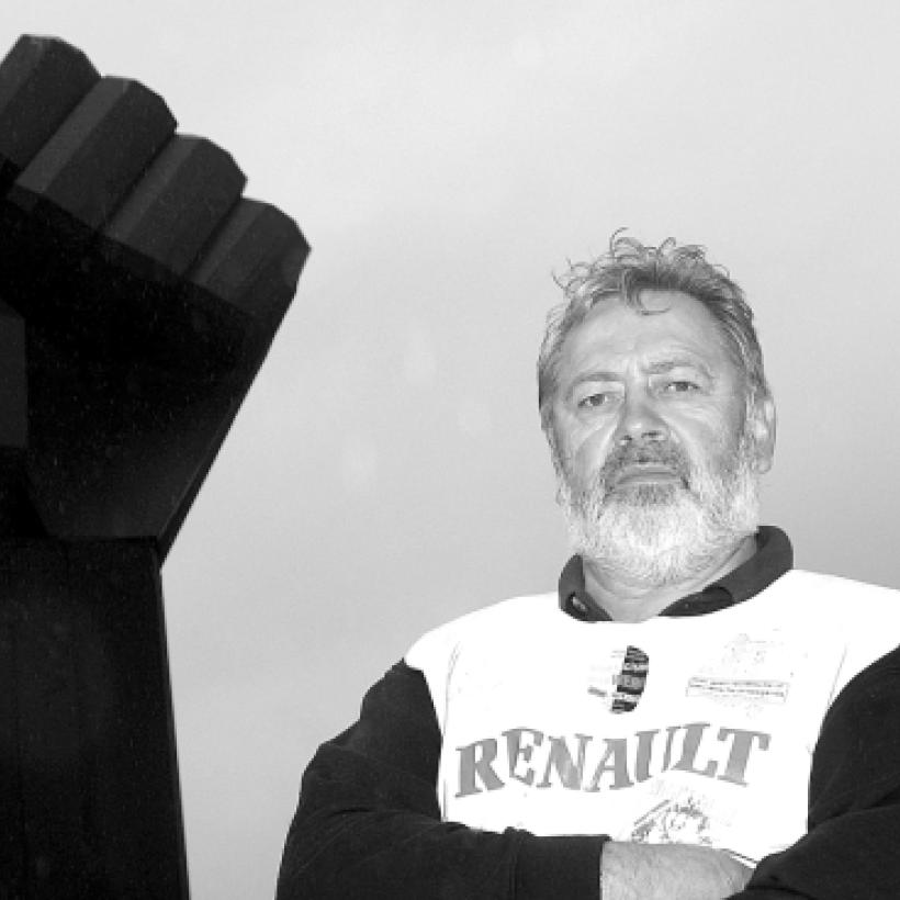 Stan met achter hem De Vuist, een zeven meter hoog werk van kunstenaar Rik Poot op de Luchthavenlaan in Vilvoorde, symbool van verzet tegen elk onrecht. 