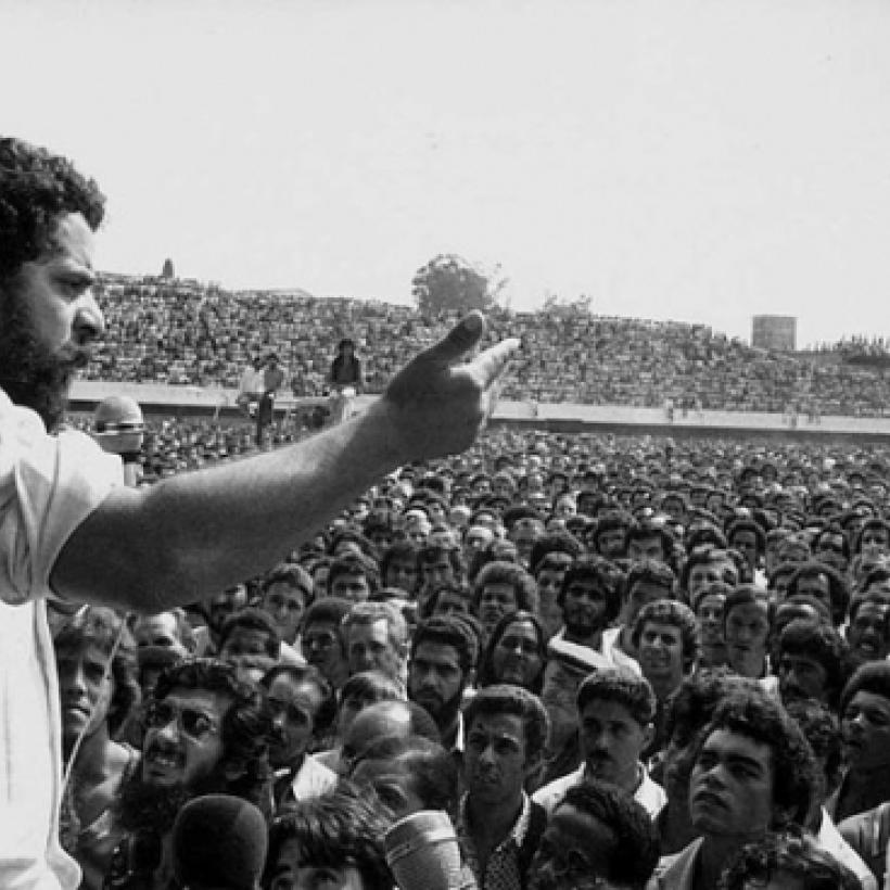 Lula, die alvorens president te worden arbeider en syndicaal leider was, spreekt stakende arbeiders toe in 1979.