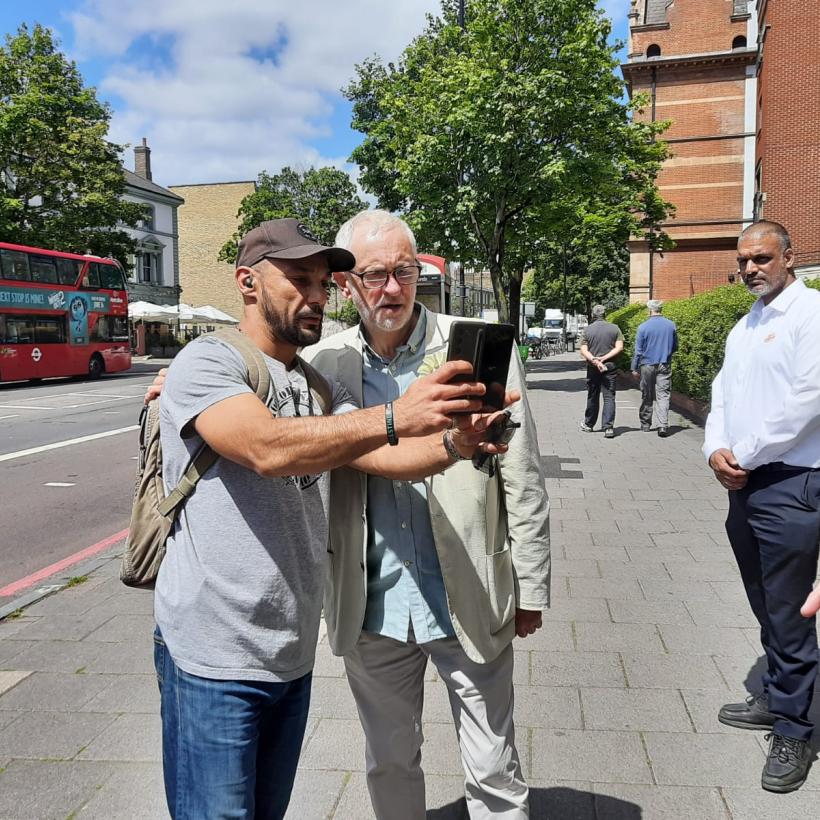 Jeremy Corbyn in gesprek met een voorbijganger tijdens de verkiezingscampagne
