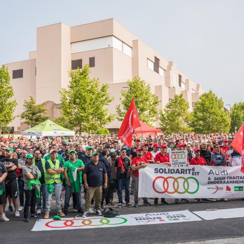 Werknemers en vakbonden van Audi Brussels op een grote bijeenkomst op 20 augustus 2024