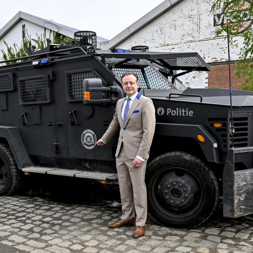 Bart De Wever poseert voor een van de ‘Bearcats’ van de Antwerpse politie