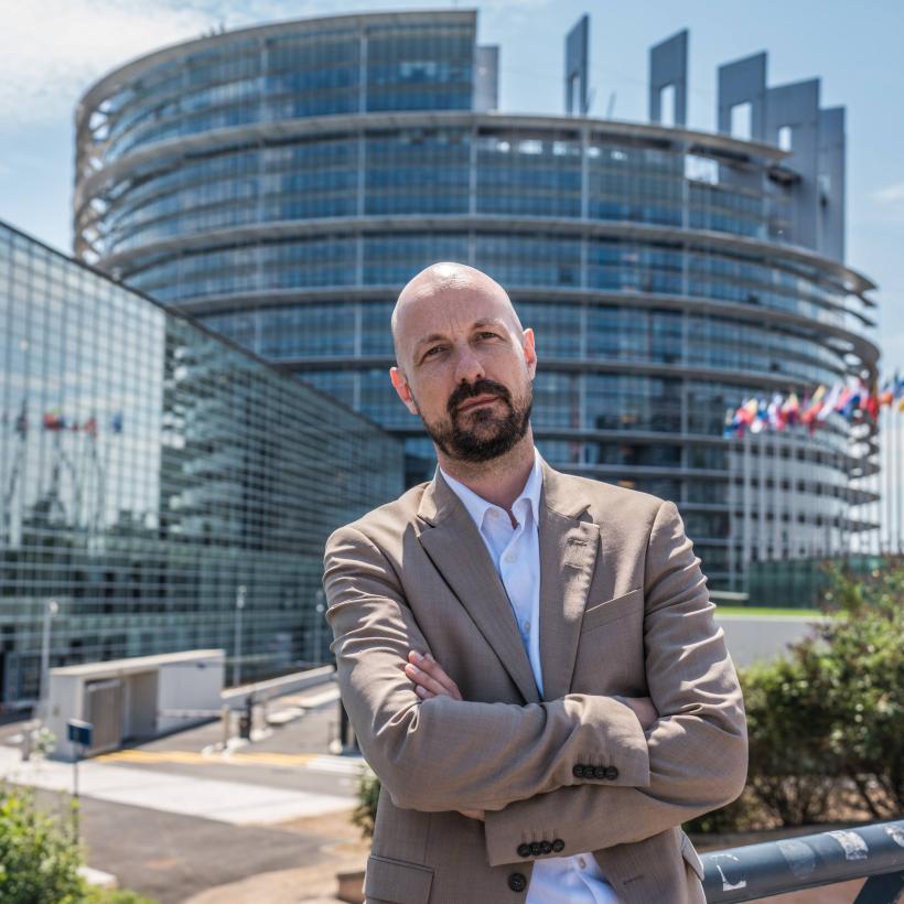 Marc Botenga voor de gebouwen van de Europese Unie