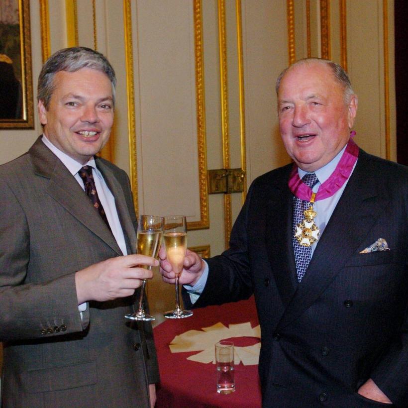 Didier Reynders overhandigt de titel van grootofficier in de Orde van Leopold aan de steenrijke Belgische zakenman Albert Frère.