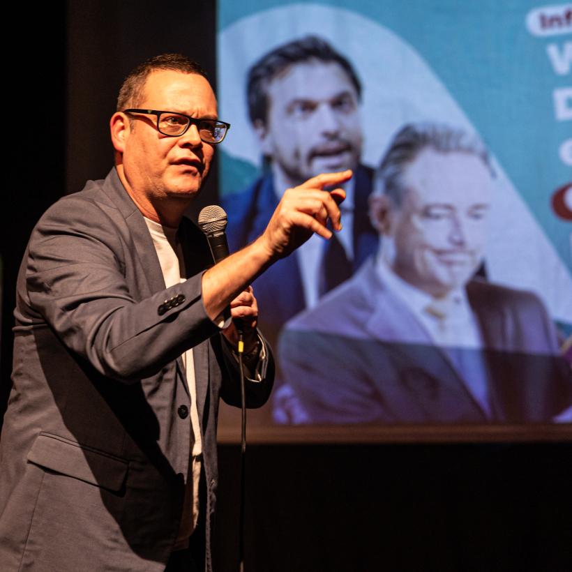 Raoul Hedebouw neemt het woord op een info-avond over de plannen van de toekomstige Arizona-regering