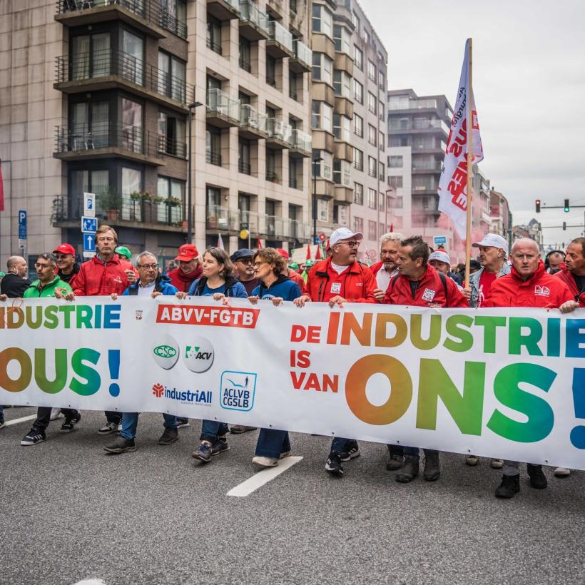 Spandoek “De industrie is van ons” aan de kop van de betoging van 16 september 2024 in Brussel om de industriële toekomst in België en Europa te verdedigen.