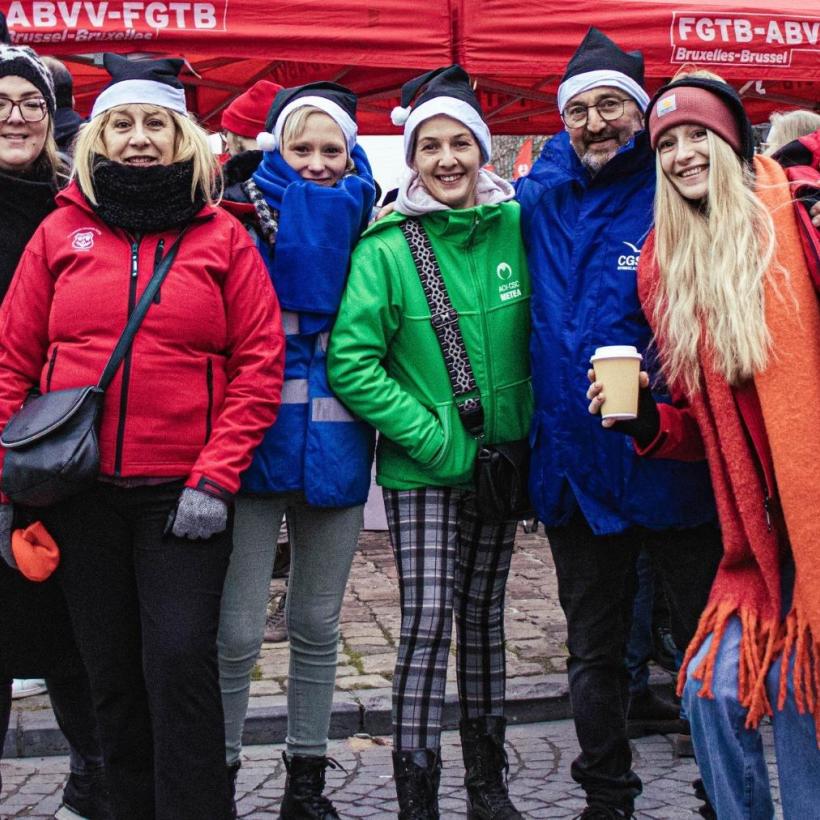 Leden van verschillende vakbonden tijdens de actie tegen de toekomstige Arizona-regering op 13 december 2024 in Brussel.
