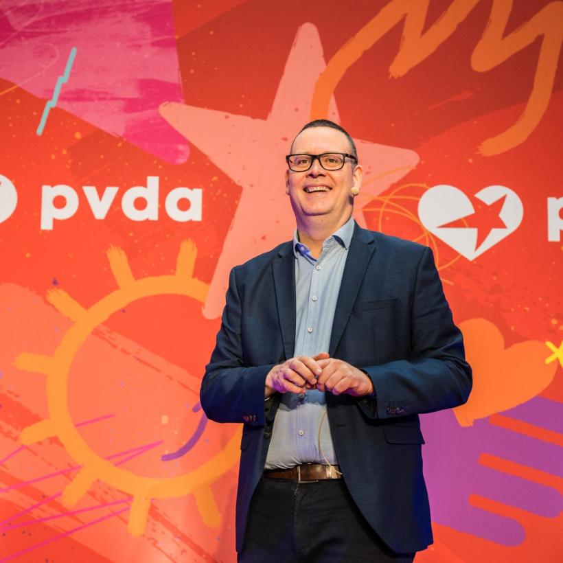 Een lachende Raoul Hedebouw op de nieuwjaarsreceptie 2025 van de PVDA