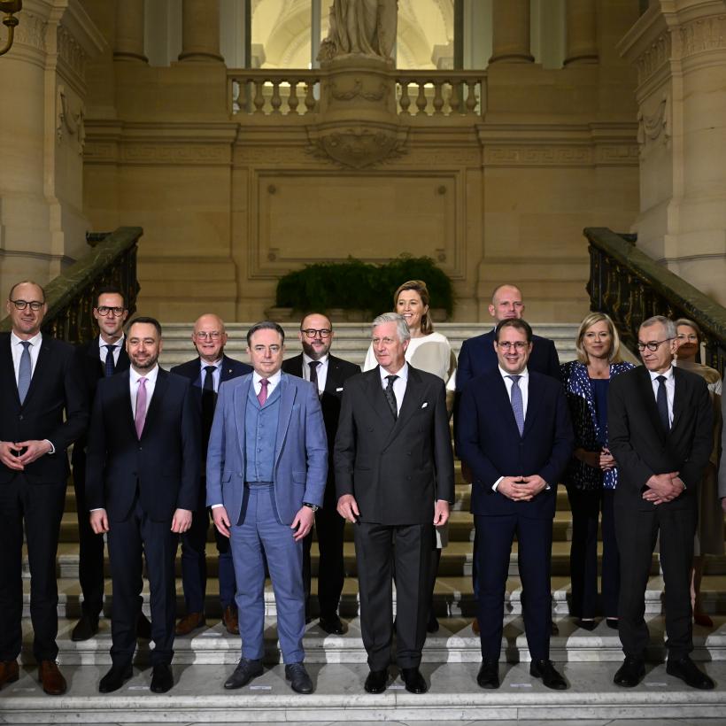 Officiële foto van de nieuwe regering met alle ministers na hun beëdiging. 