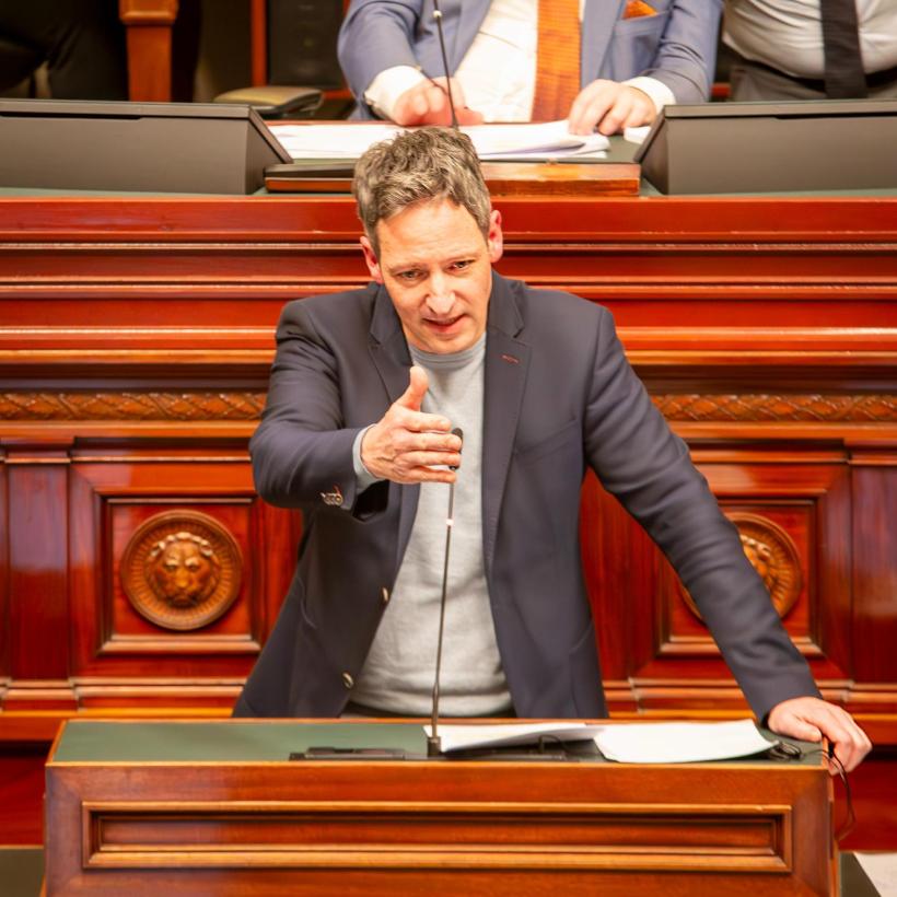 Kim De Witte op het spreekgestoelte van de Kamer