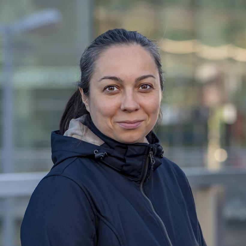 Portret van een vrouw die naar de camera kijkt