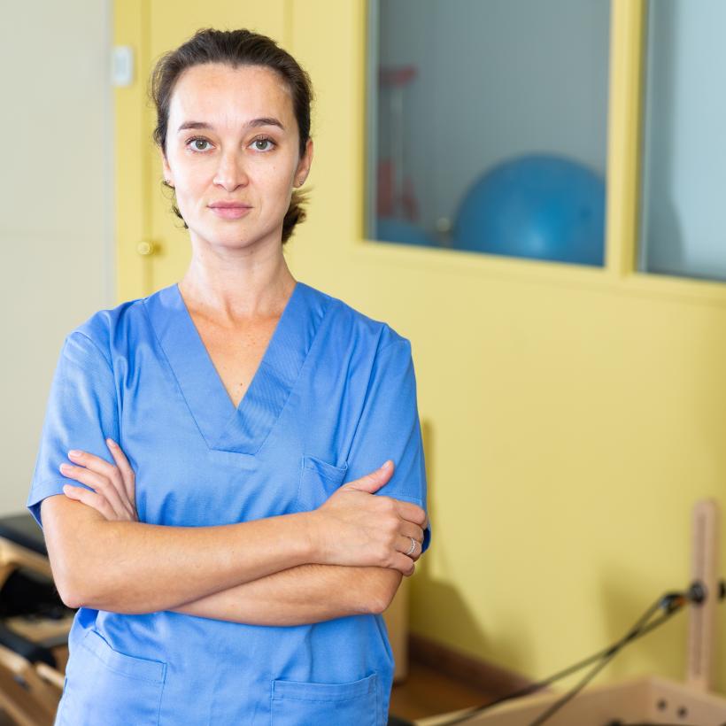 Een lid van het verplegend personeel aan het werk.