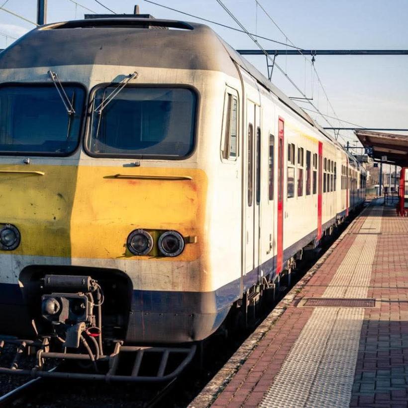 Een trein van de NMBS in het station