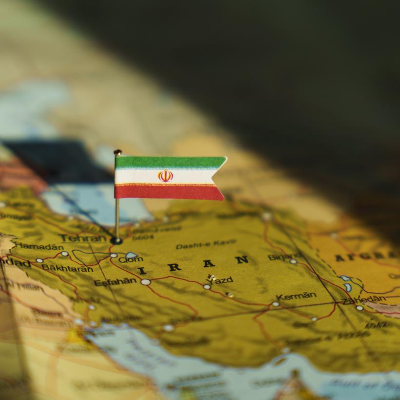 Vlag van Iran op een kaart van de regio.