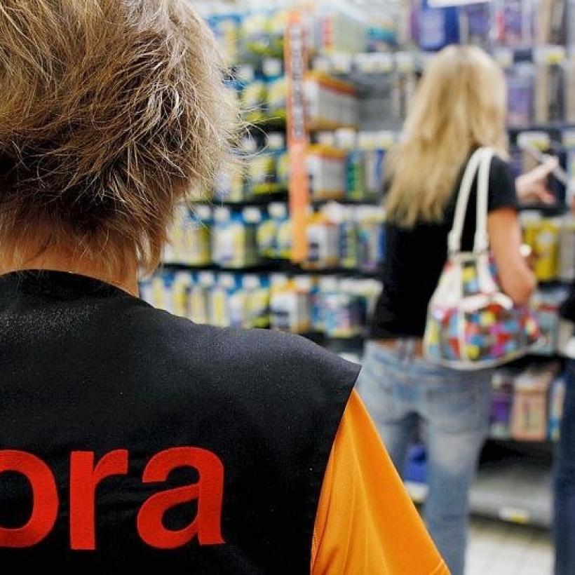 Een werkneemster van Cora