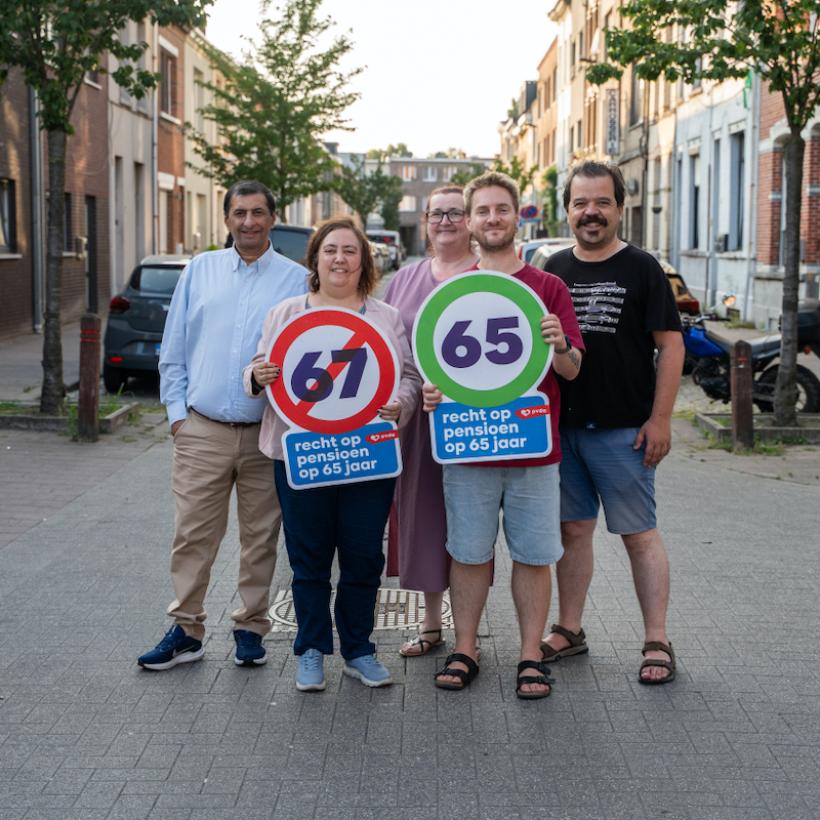 Vijf leden van een PVDA-basisgroep voeren actie tegen de pensioenleeftijd op 67 jaar.
