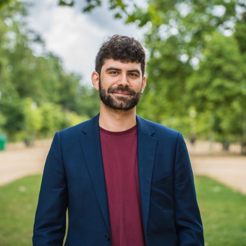 Kemal Bilmez in het park voor het parlement in Brussel.