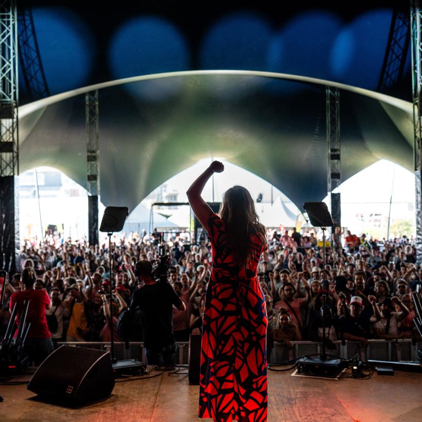 Een menigte voor het hoofdpodium van ManiFiesta