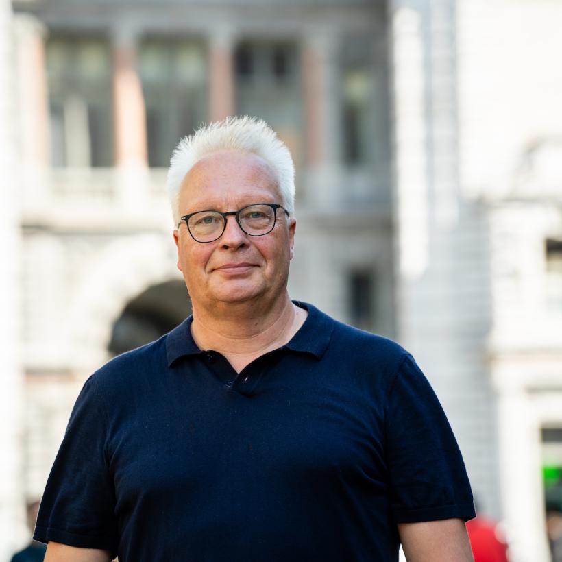 Peter Mertens voor het Centraal Station van Antwerpen