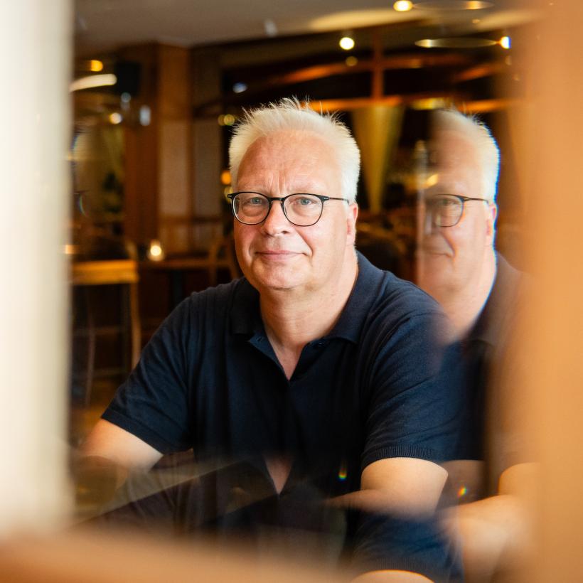 Peter Mertens aan een tafeltje