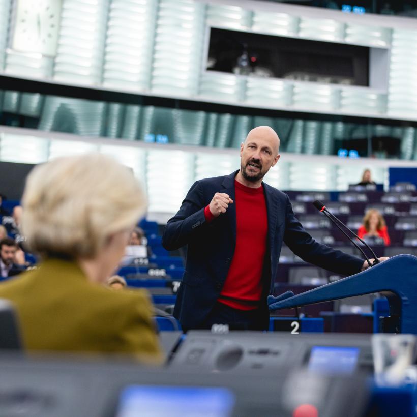 Marc Botenga aan het woord in het Europees parlement. Hij richt zich tot Ursula Von der Leyen