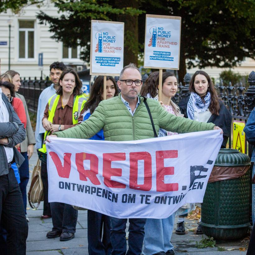 een spandoek met 'vrede' op.