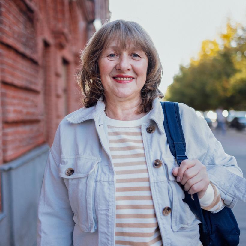 Portret van een vrouw die recht in de camera kijkt